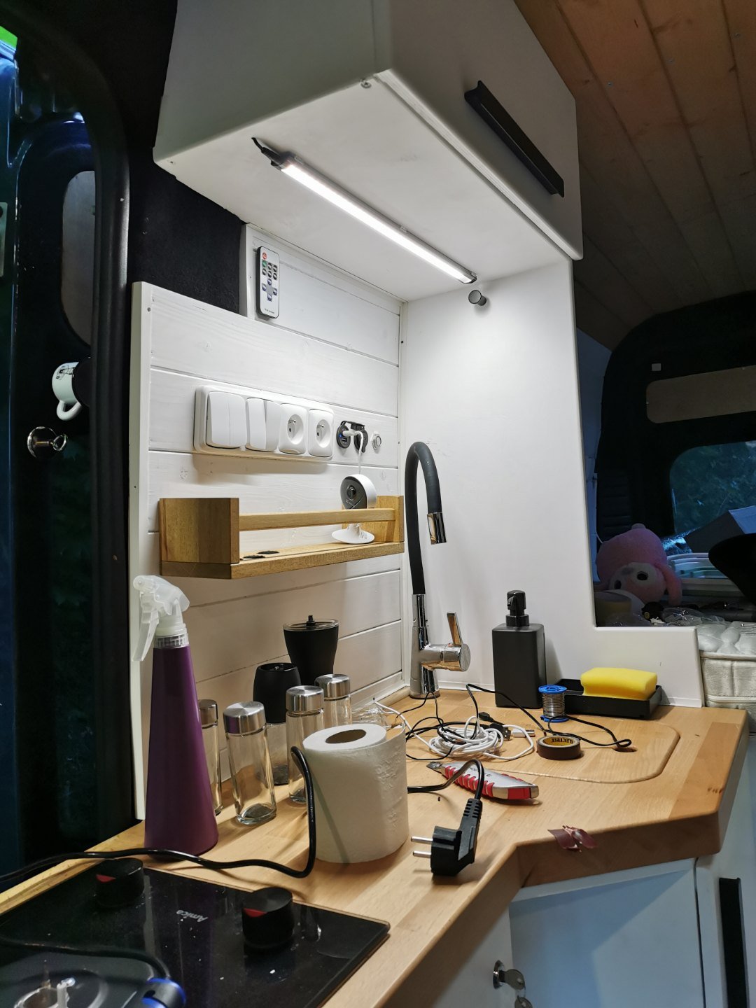 Obytná dodávka campervan – vlastní přestavba