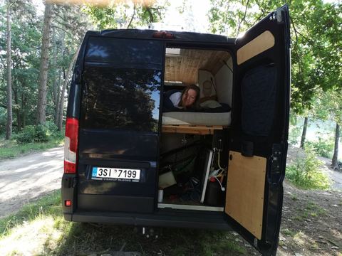 Obytná dodávka campervan – vlastní přestavba — fotografie 3